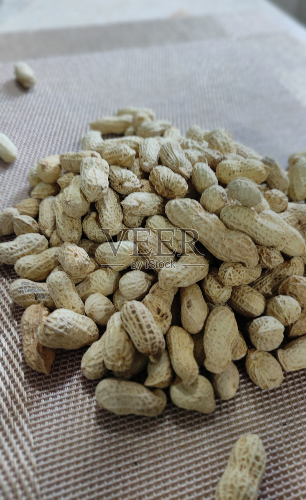 桌上有一堆坚果照片摄影图片