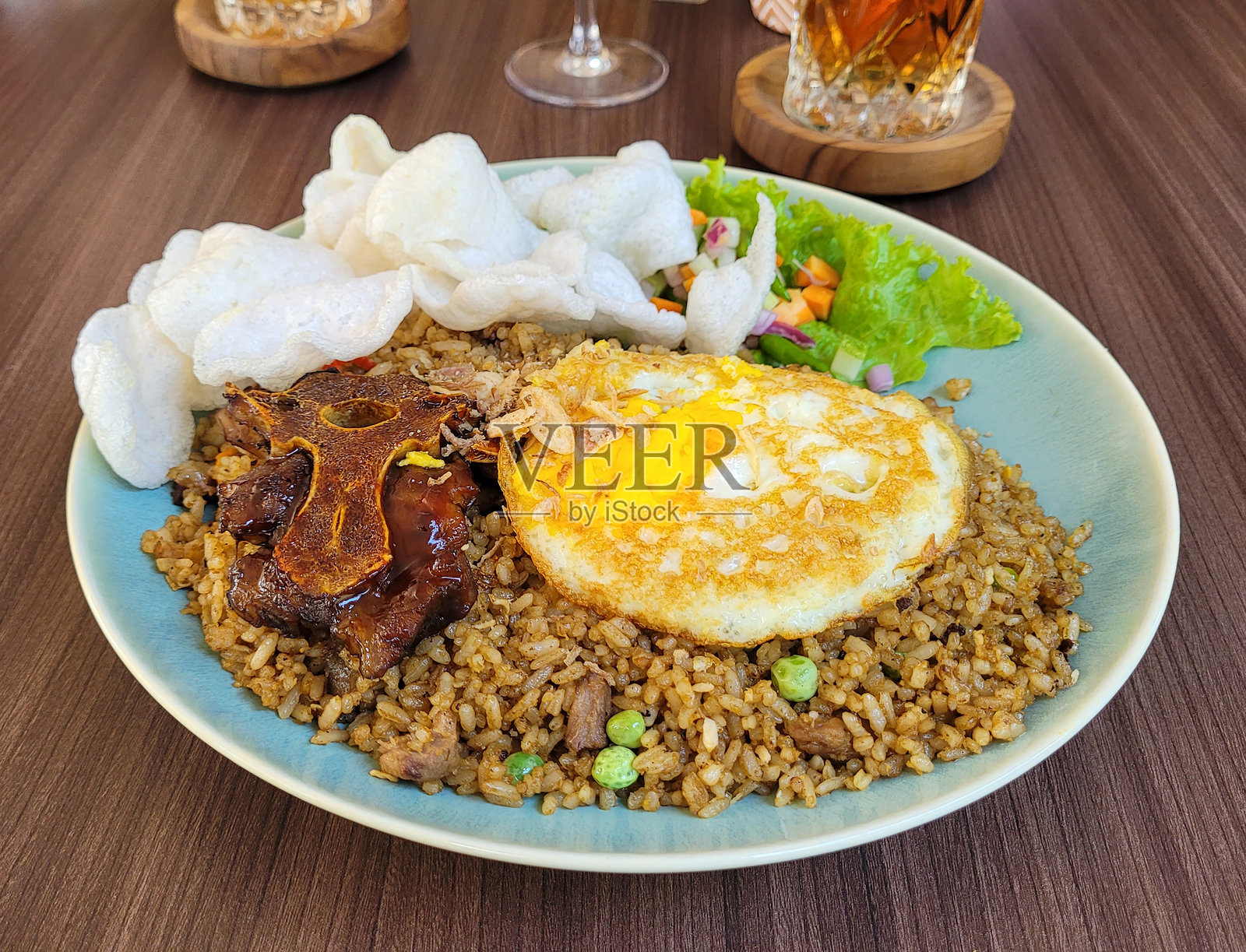 馕饼配牛尾和煎蛋。照片摄影图片