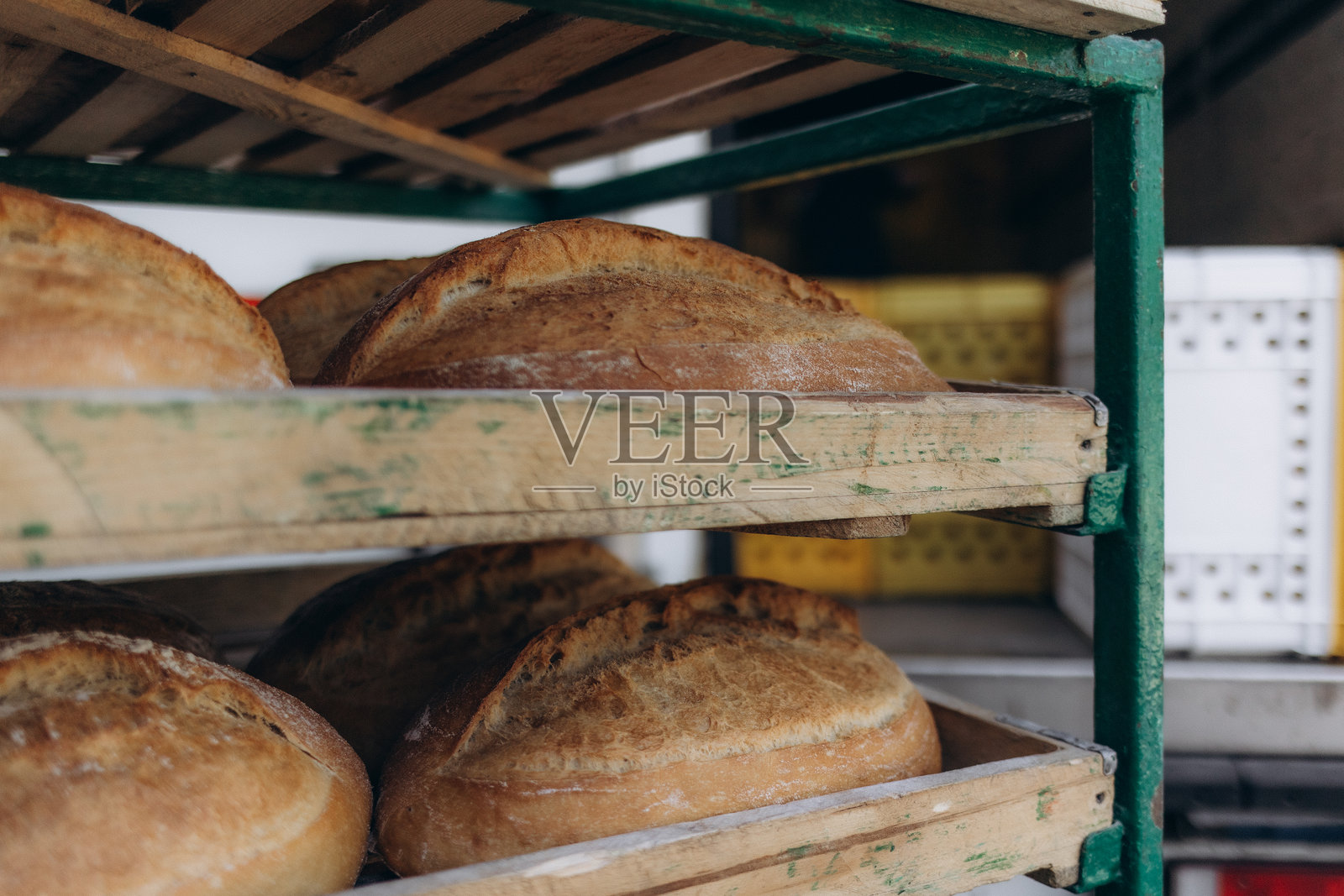 面包店里自动传送带上的面包。面包店的产品照片摄影图片