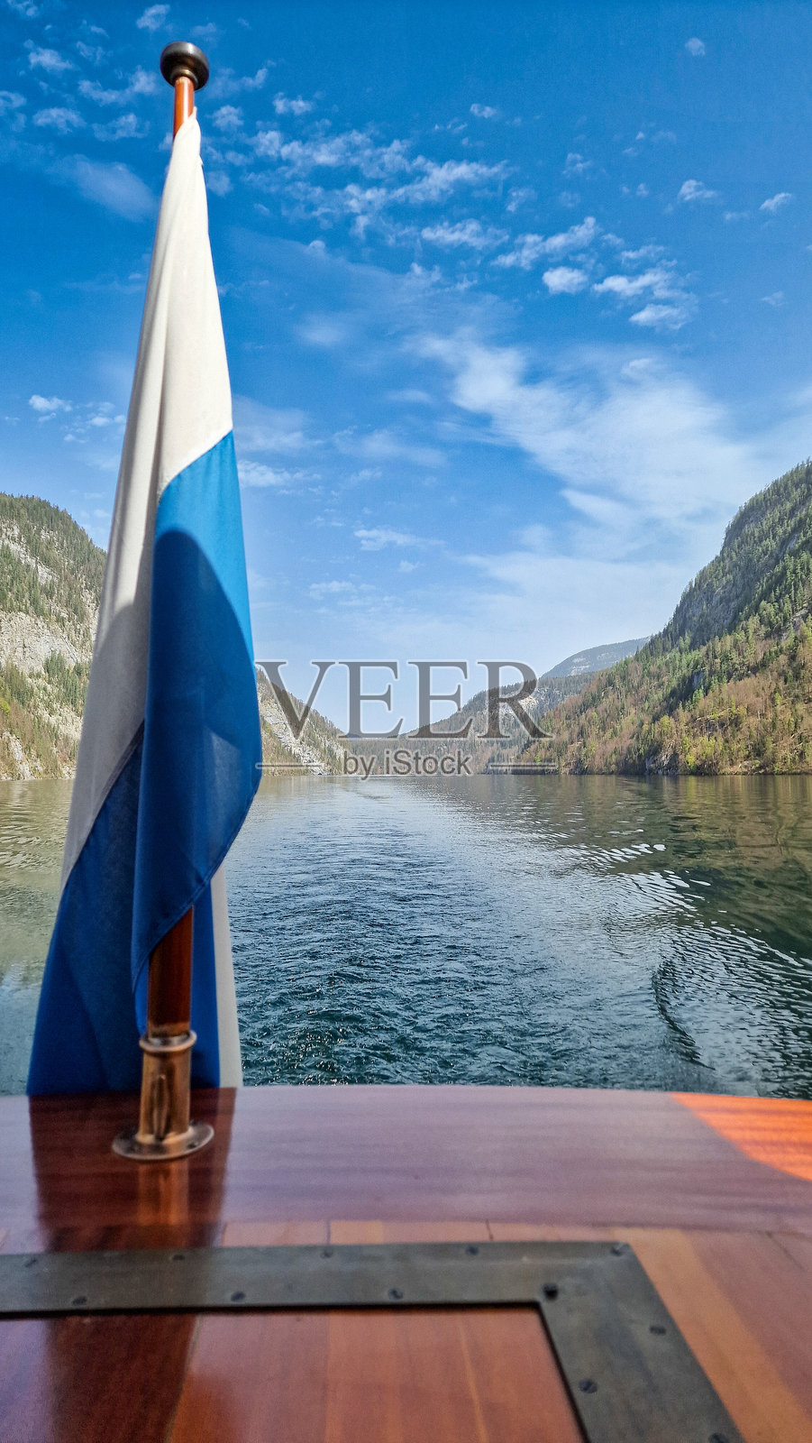 在巴伐利亚的Königsee上乘船游览。照片摄影图片