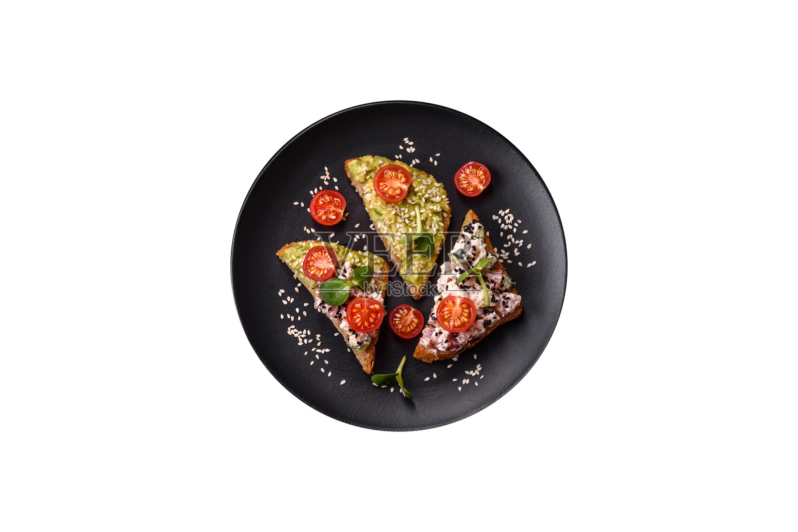 脆皮三明治或烤面包配鳄梨酱、金枪鱼和亚麻籽照片摄影图片