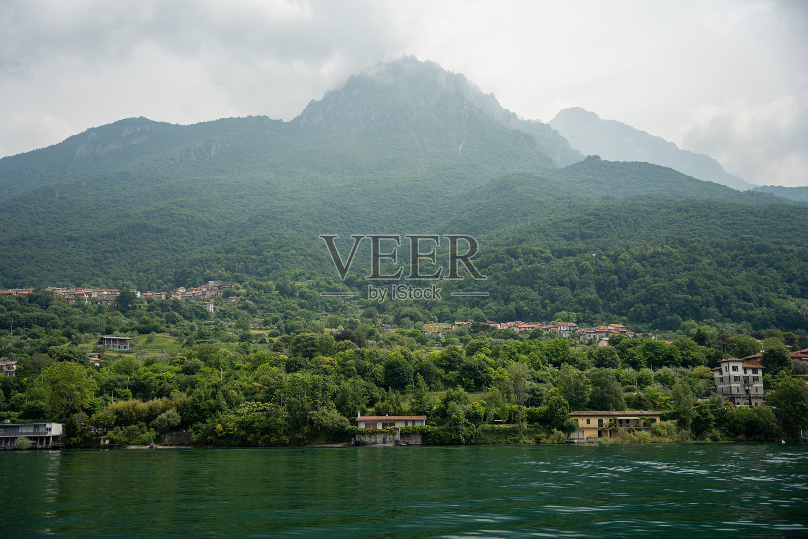 2024年6月8日，意大利，曼德罗，科莫湖山脉。中间的一个小村庄。照片摄影图片