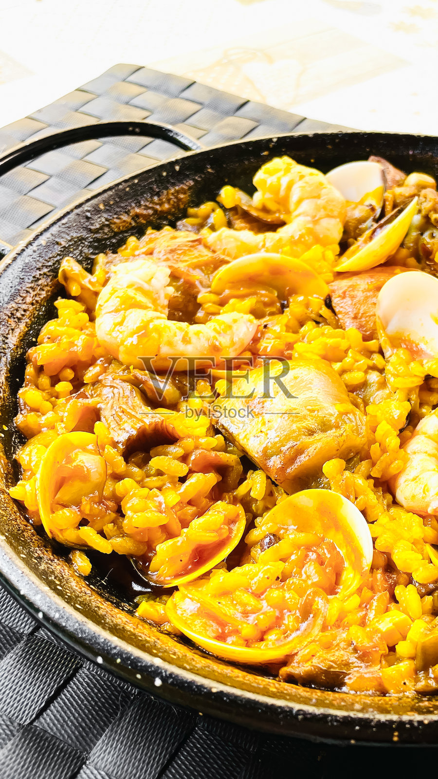 近距离拍摄自制鸡肉和海鲜西班牙海鲜饭在黑色桌布。照片摄影图片