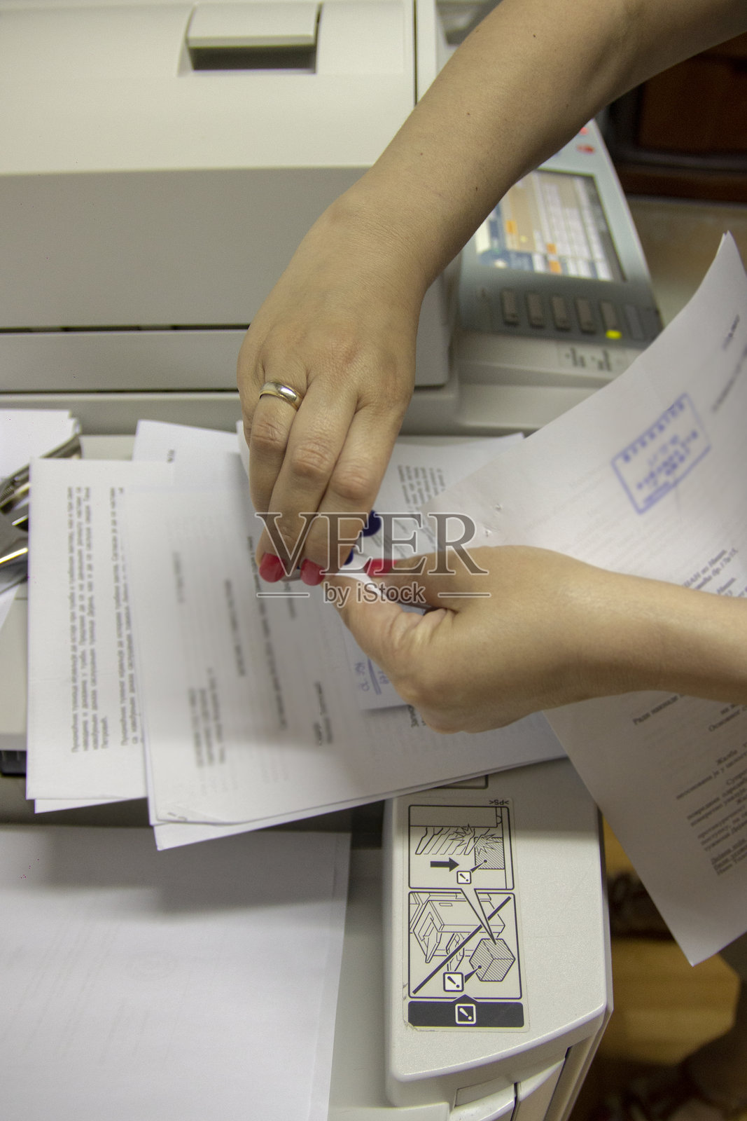 女商人使用影印机的全貌照片摄影图片