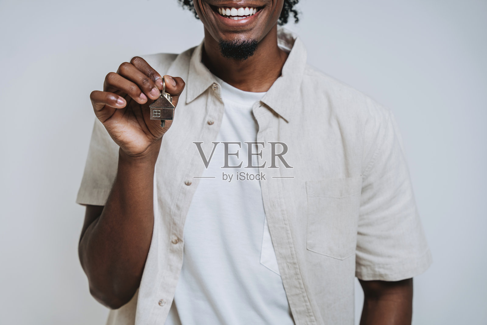 一个拿着新房子钥匙的男人的画像照片摄影图片