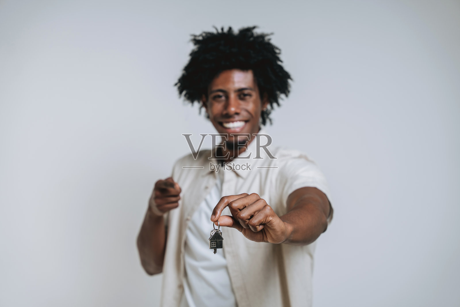 一个拿着新房子钥匙的男人的画像照片摄影图片