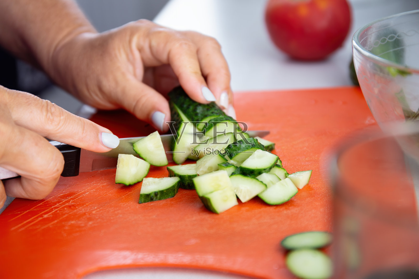 在塑料砧板上烹饪和准备食物照片摄影图片