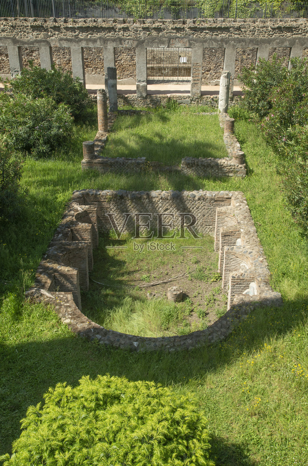 意大利庞贝一座房子的庭院、大水池和花园照片摄影图片