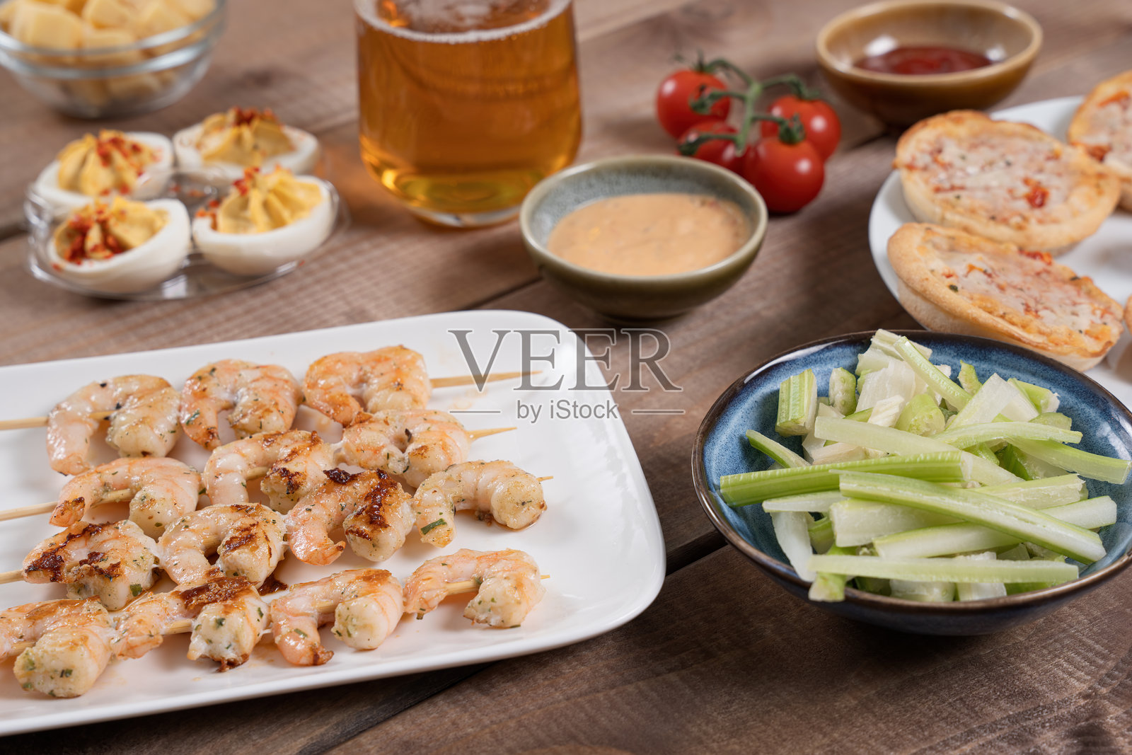 什锦开胃菜配烤虾串和啤酒照片摄影图片