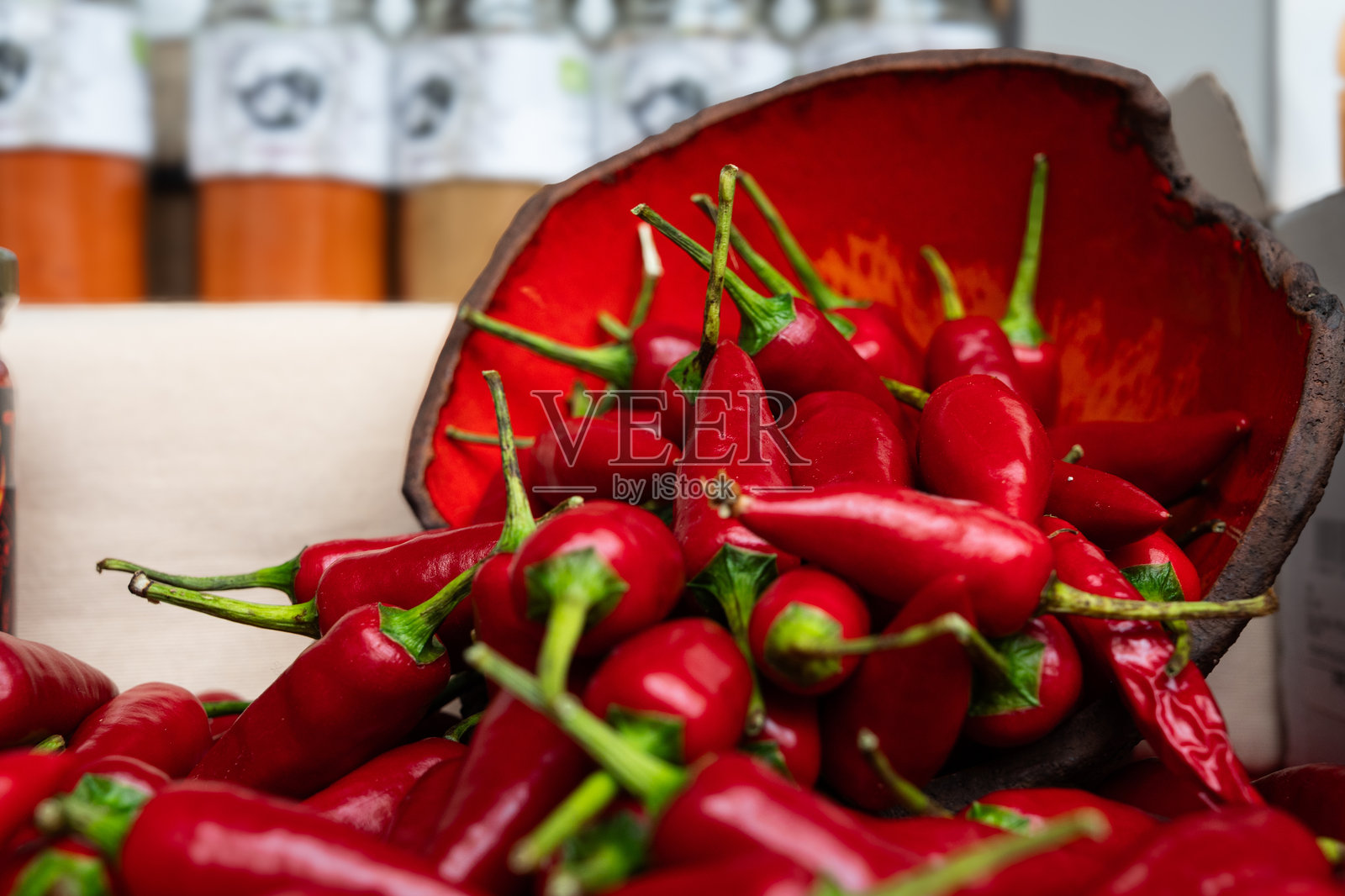 一碗红辣椒摊在桌子上照片摄影图片