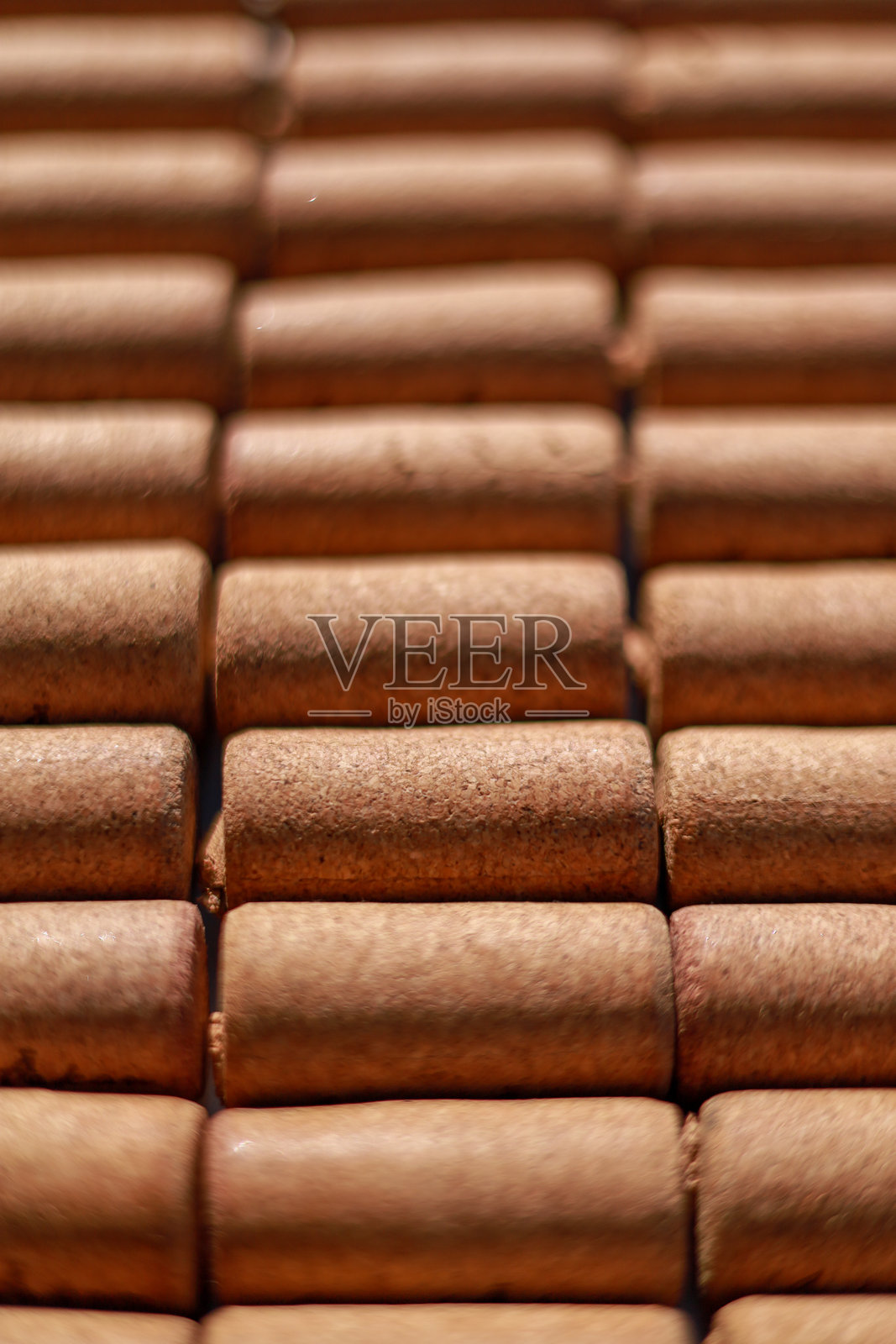 葡萄酒软木塞在白色背景上，时尚的卡片与文字和深阴影软木塞的复制空间照片摄影图片