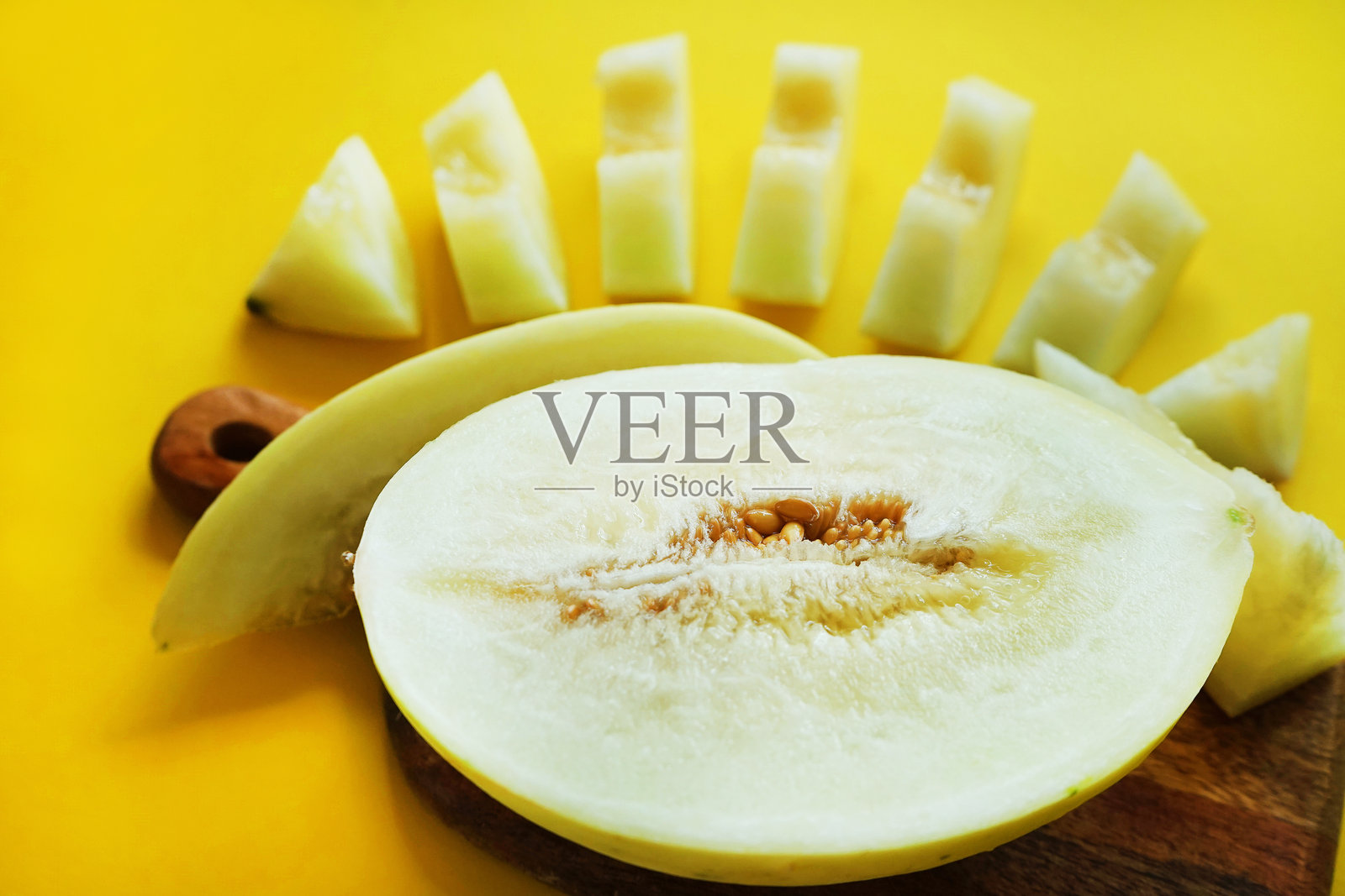 把成熟的黄瓜切成薄片放在木板上照片摄影图片