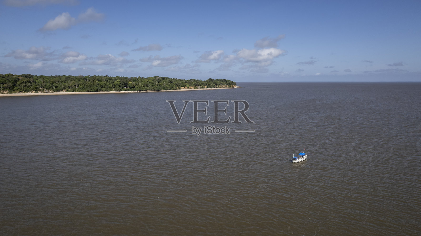 亚马逊河上的渔船照片摄影图片