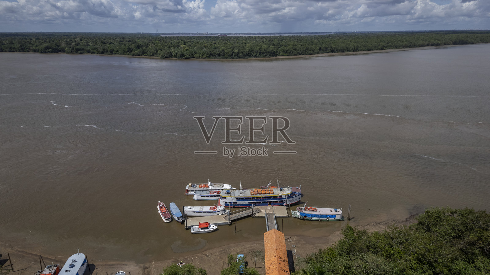 港口与船只在亚马逊河上的红树林地区照片摄影图片