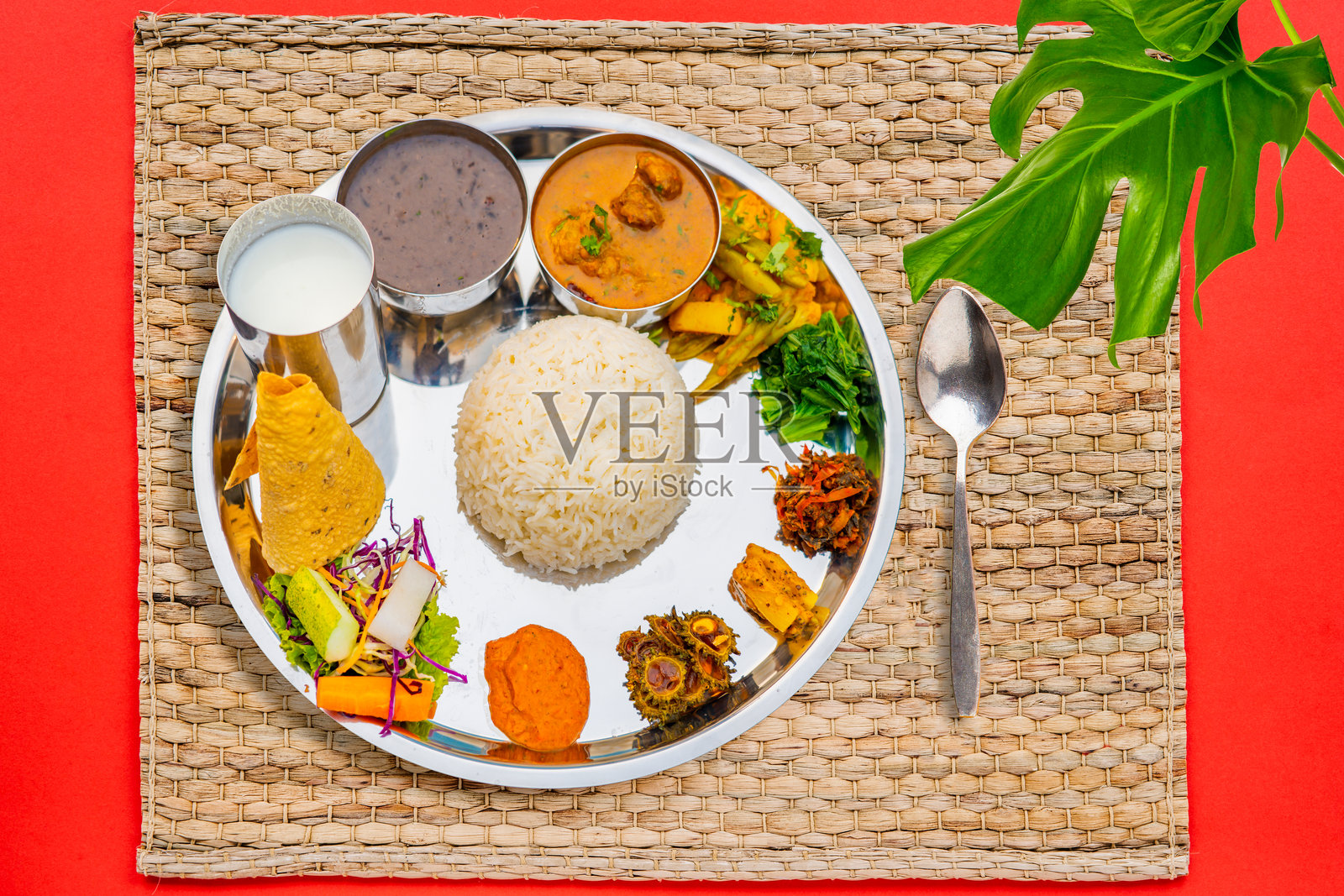 尼泊尔饭的Daal bahaat Tarkari Thakali Thali肉，米饭，蔬菜和泡菜迪多餐晚餐或午餐照片摄影图片