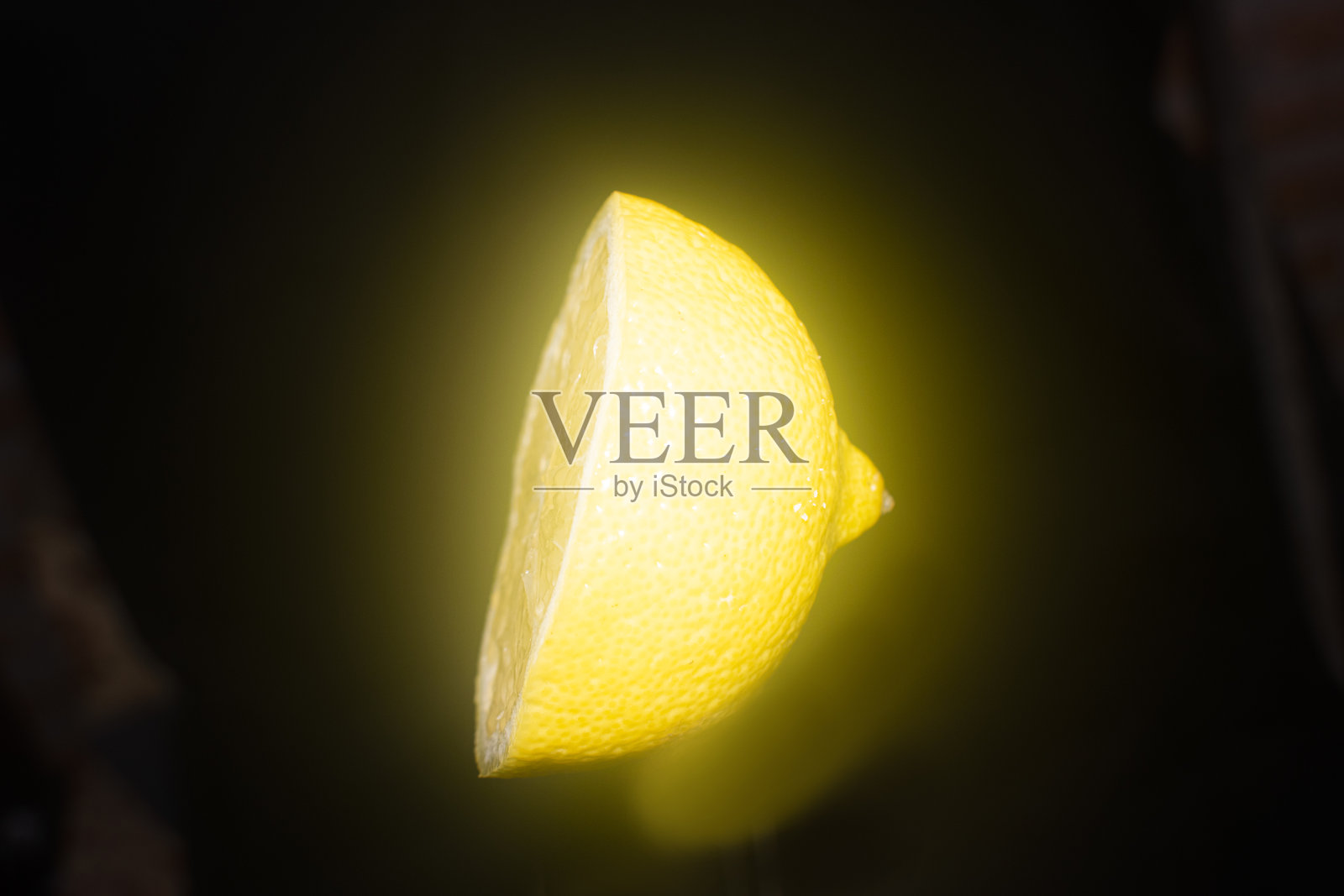 黄色的柠檬在空中黑色的背景照片摄影图片