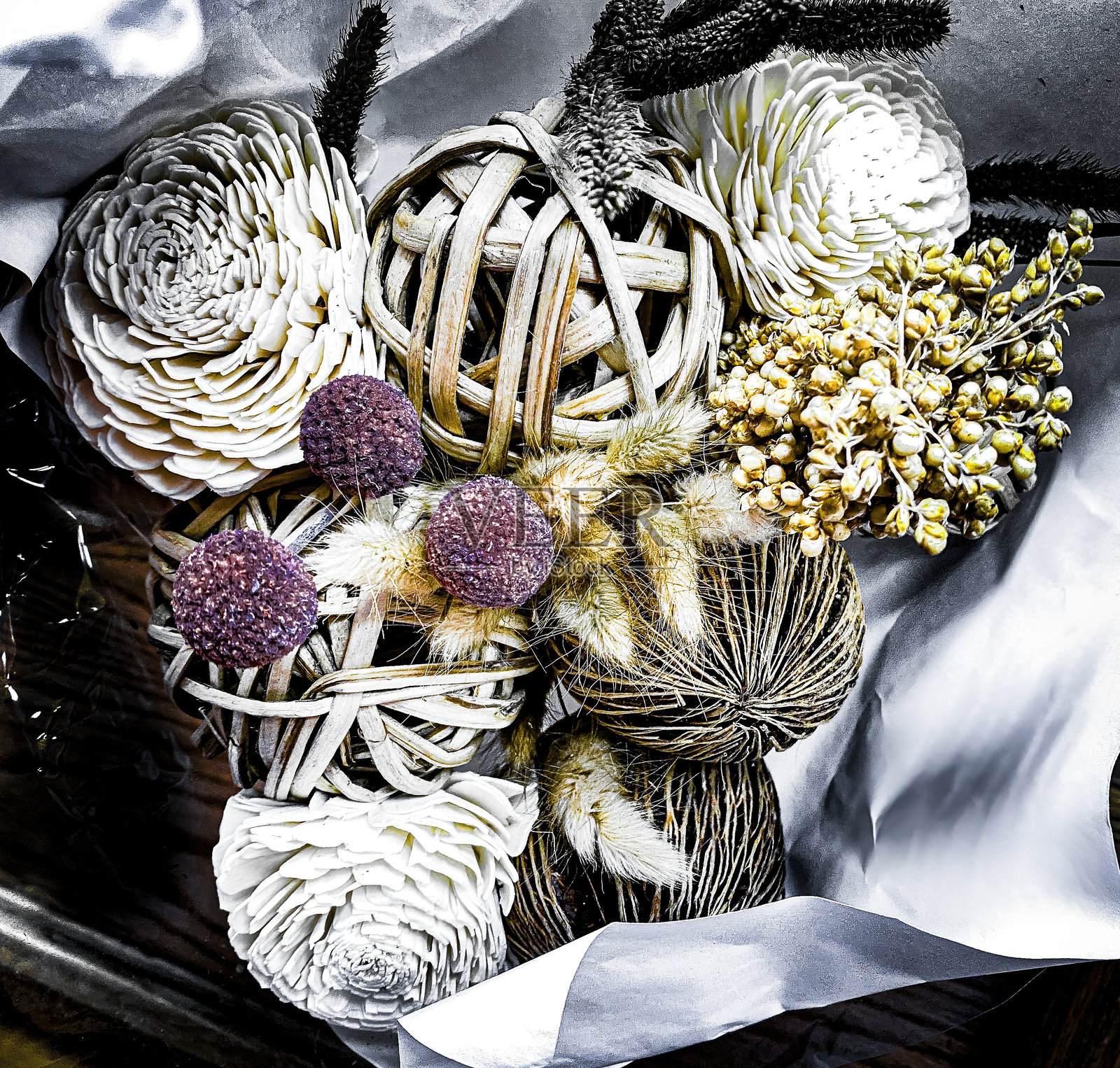 秋季装饰用干白色、紫黄色的花朵和木球编织而成，色彩孤立。照片摄影图片
