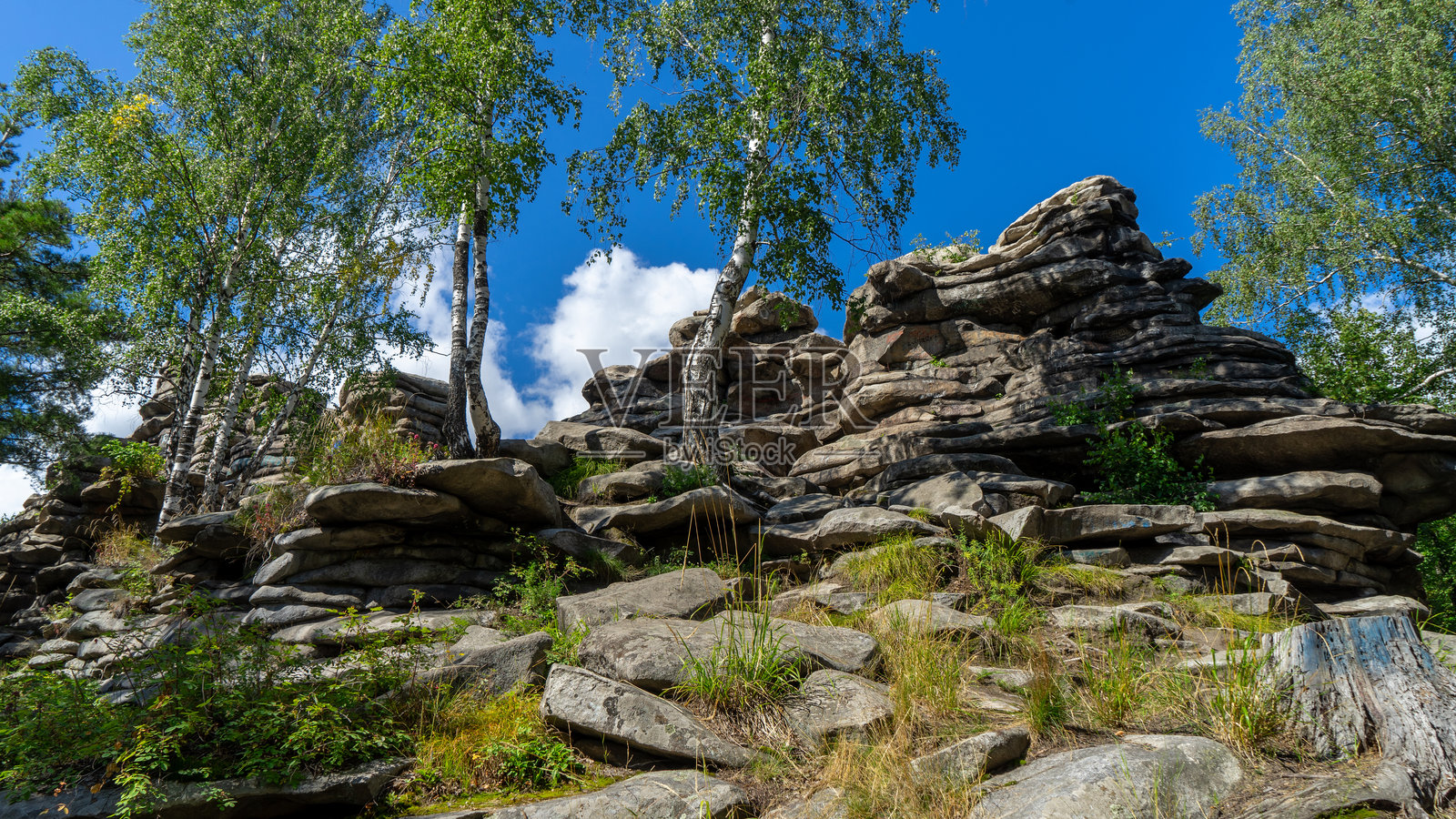 阳光明媚的夏日，魔鬼山的石头。俄罗斯斯维尔德洛夫斯克地区，伊塞特村的伊塞特公园。远足和散步照片摄影图片