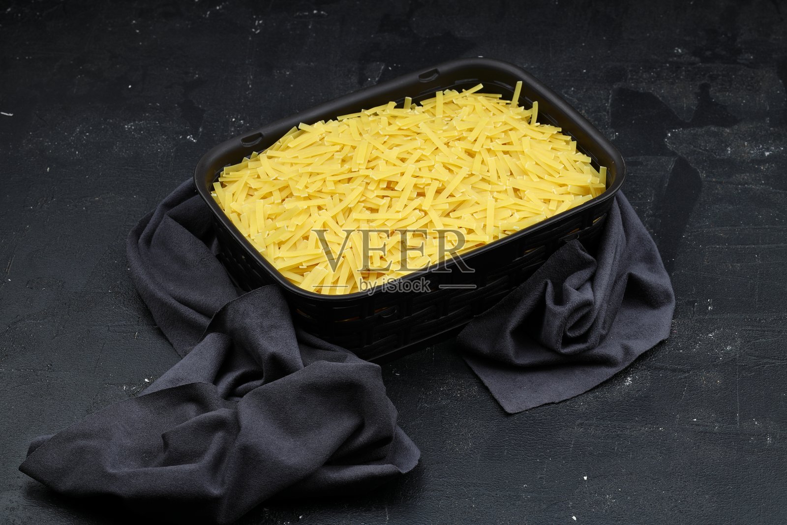 手工土耳其面(土耳其名字:Eriste)在碗。传统土耳其菜中的Erishte。木制背景上的粉丝。照片摄影图片