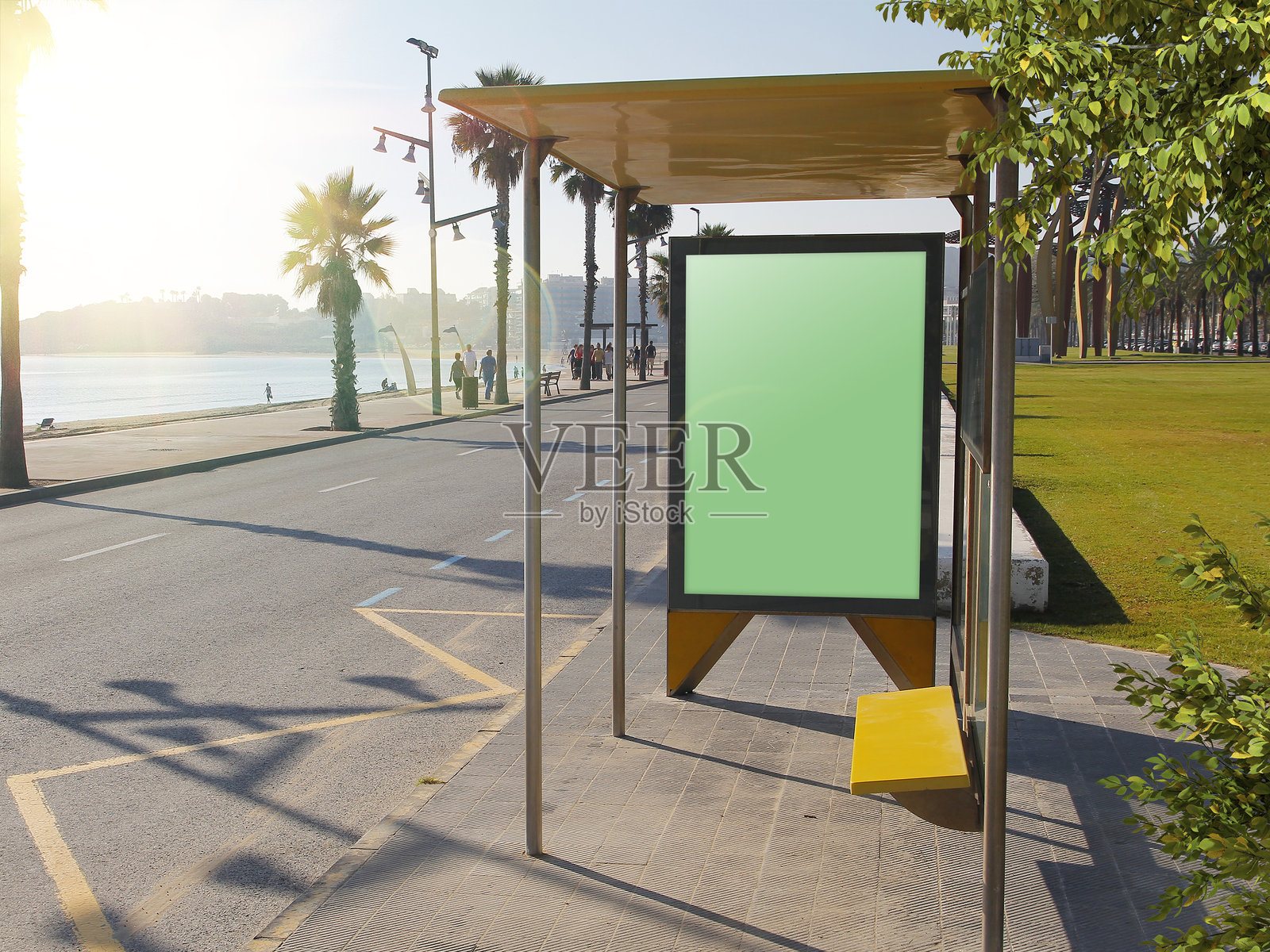 城市公交车站的空白垂直广告海报照片摄影图片