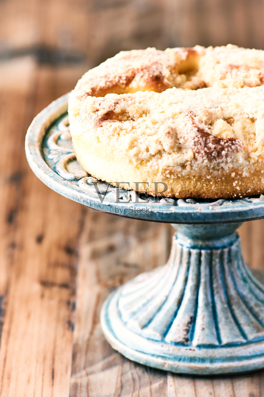 质朴的木质背景上简单的酵母饼。关闭了。副本的空间。照片摄影图片