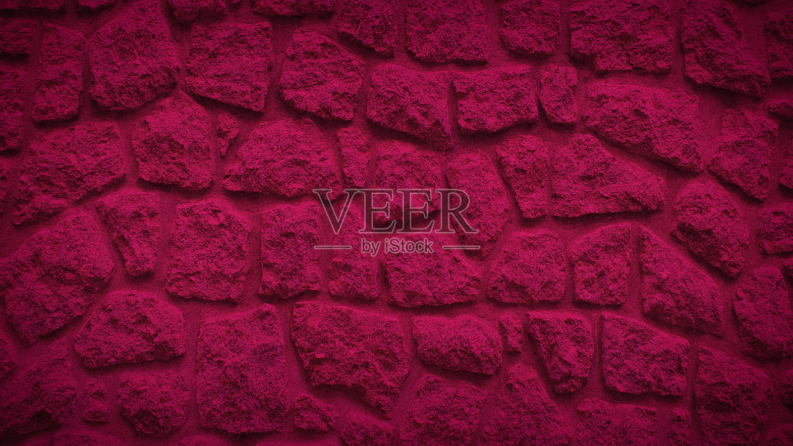 4K石墙纹理与充满活力的品红渐变叠加，提供大胆和引人注目的背景。完美的创意设计，营销材料，和艺术项目插画图片素材