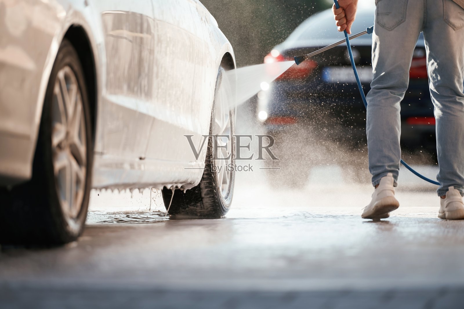 洗车概念。男人和他的汽车在户外照片摄影图片