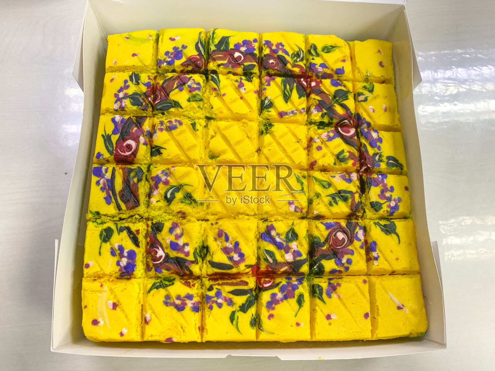 黄色大理石蛋糕和上面的画。照片摄影图片