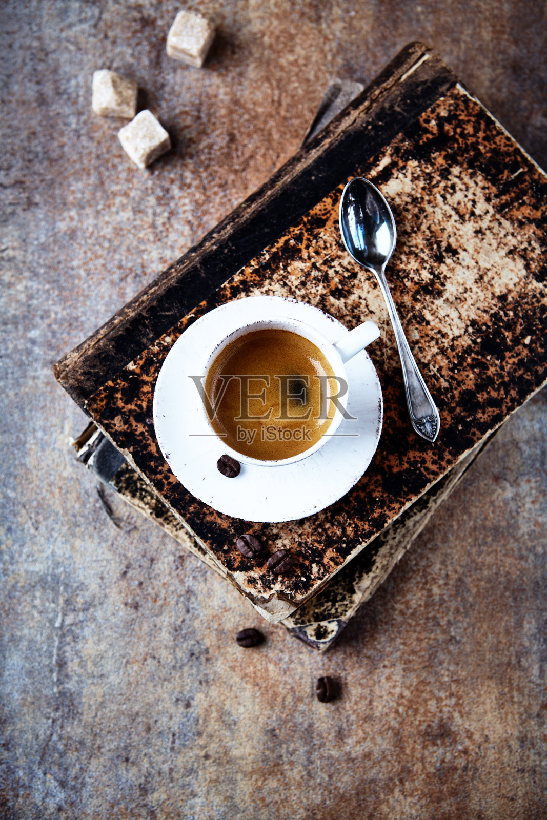 一杯咖啡在质朴的石头背景上。前视图。副本的空间。照片摄影图片