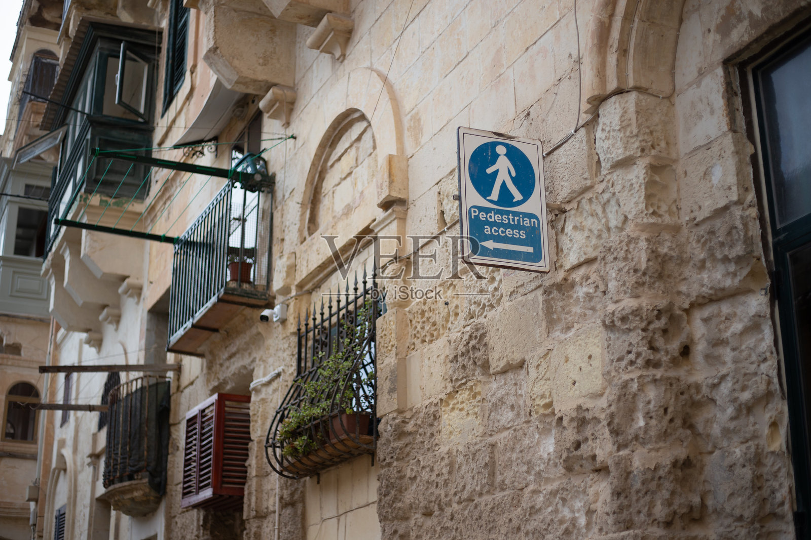 马耳他瓦莱塔的一条旅游街道上行人通道受限照片摄影图片