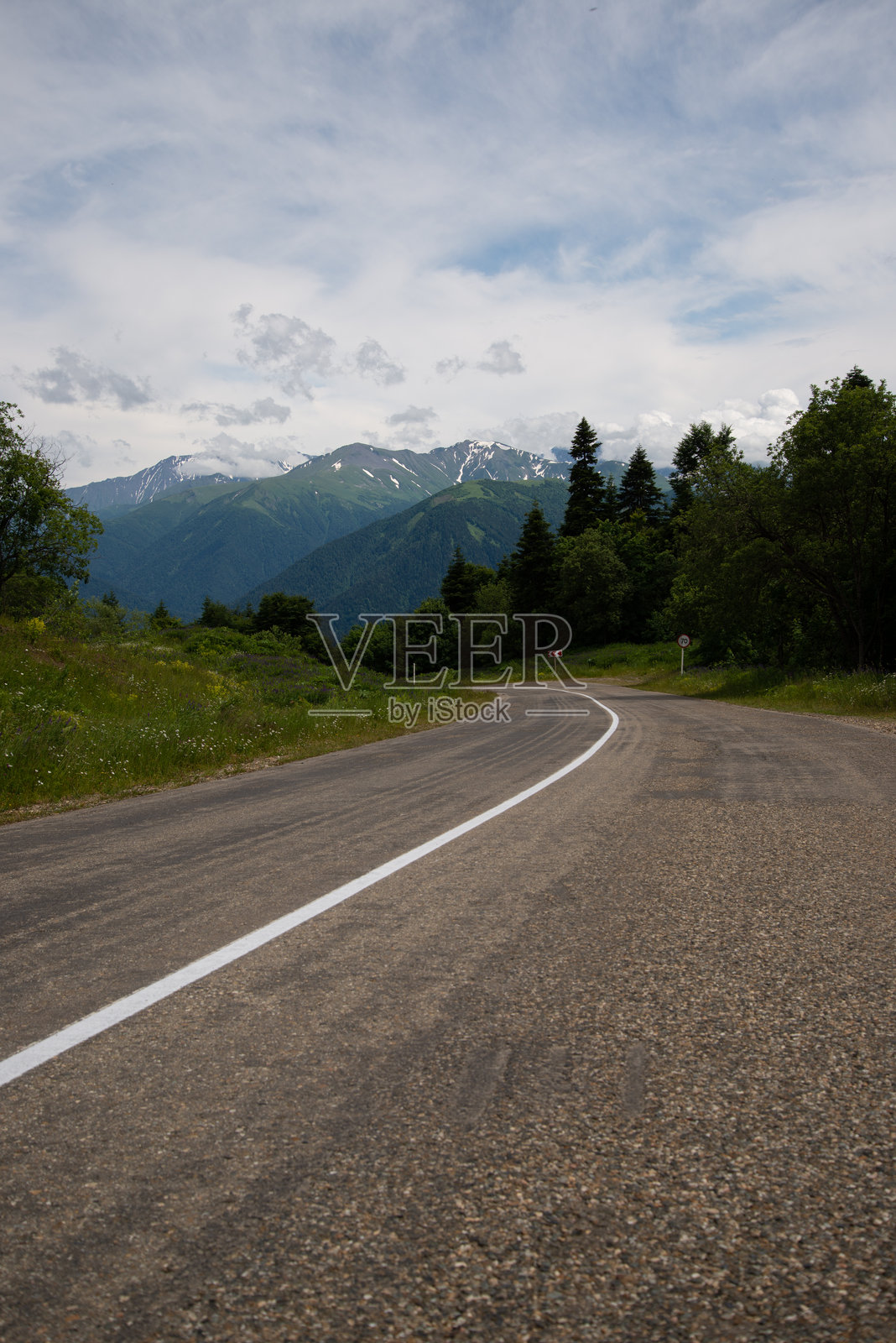 早春美丽的山景。照片摄影图片