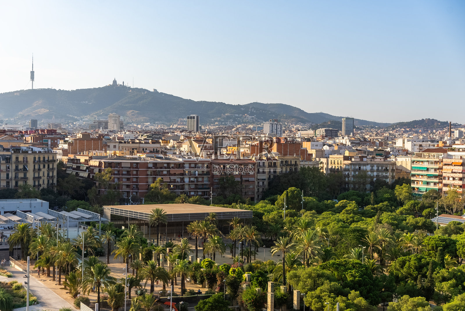 巴塞罗那的Sants Montjuïc区，背景是Collserola塔照片摄影图片