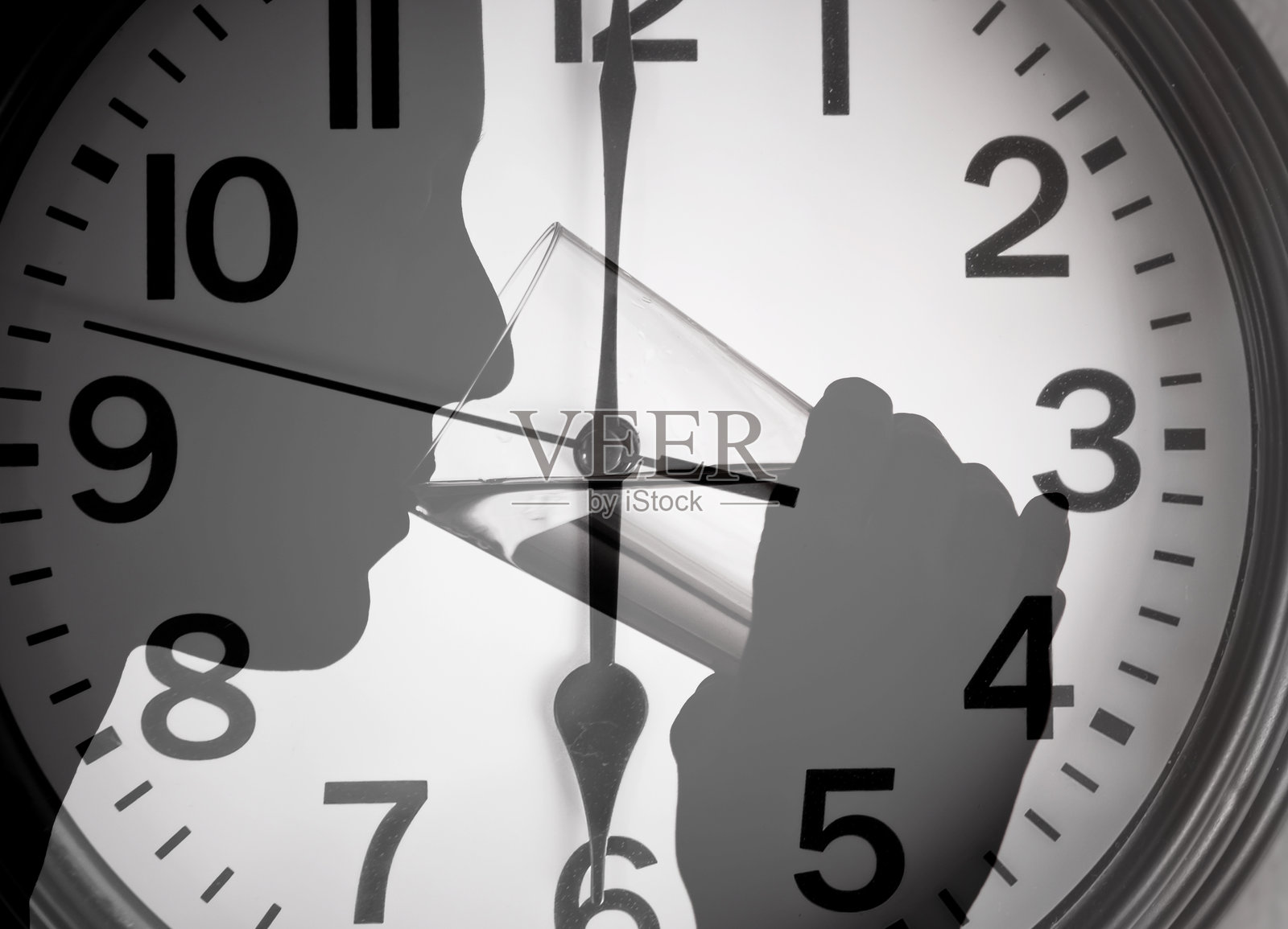 适时喝水，保健身体补水理念。照片摄影图片