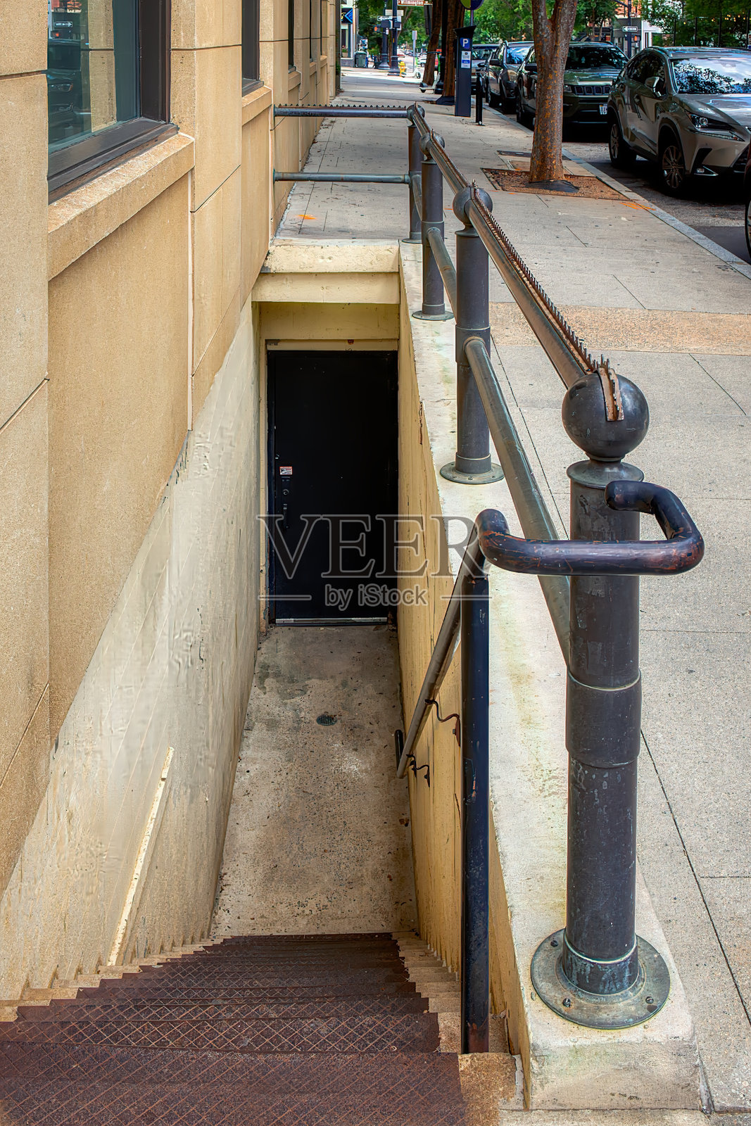 老城人行道楼梯井照片摄影图片