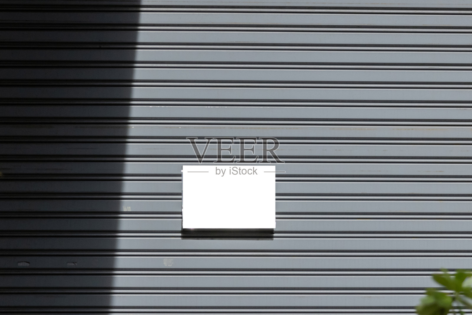 灰色的墙上有一个白色的盒子照片摄影图片