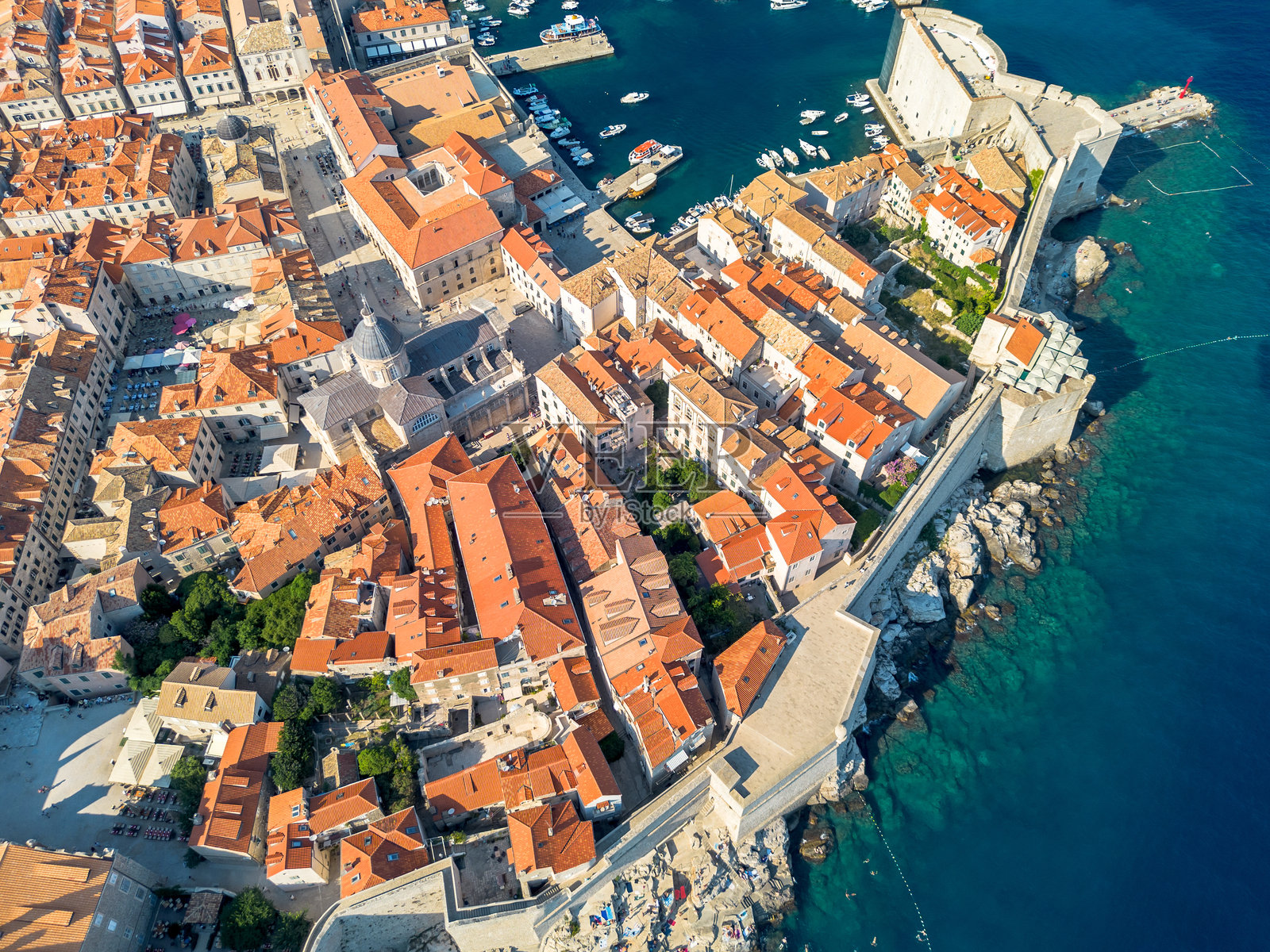 在亚得里亚海的克罗地亚，杜布罗夫尼克是一座历史悠久的古城。夏季色彩缤纷的城市景观，防御墙，狭窄的照明街道，瓦片屋顶和中心照片摄影图片