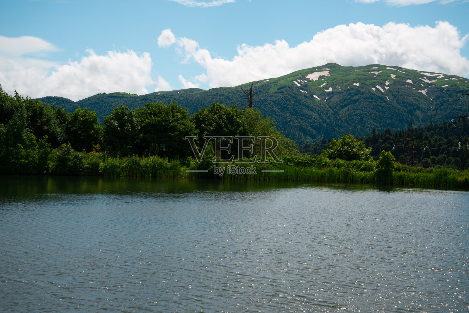 早春美丽的山景。湛蓝的湖水。照片摄影图片