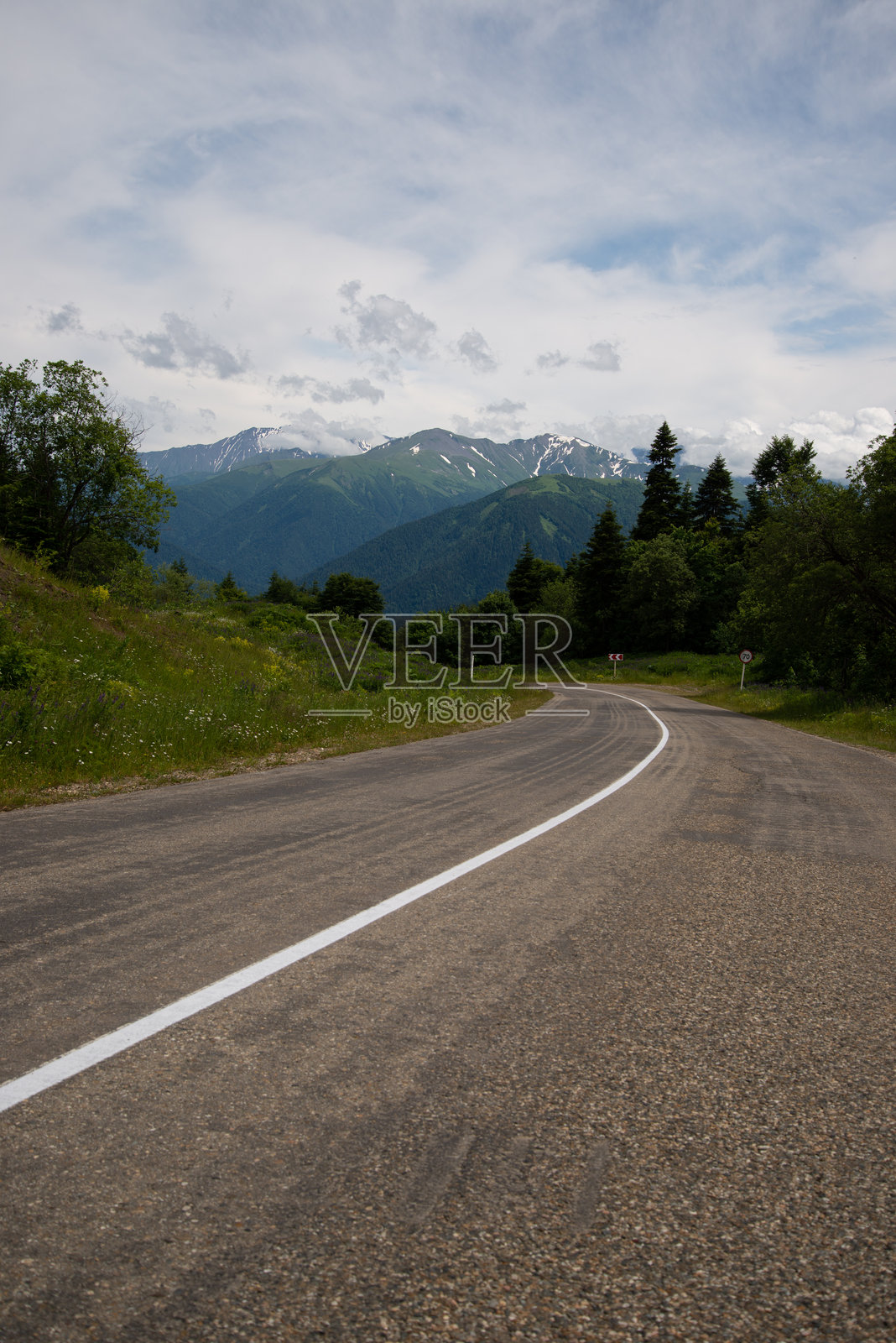 早春美丽的山景。照片摄影图片