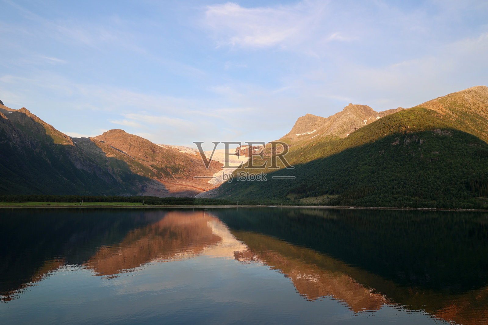 日落时分，挪威的荷兰峡湾倒映着斯瓦蒂森冰川照片摄影图片