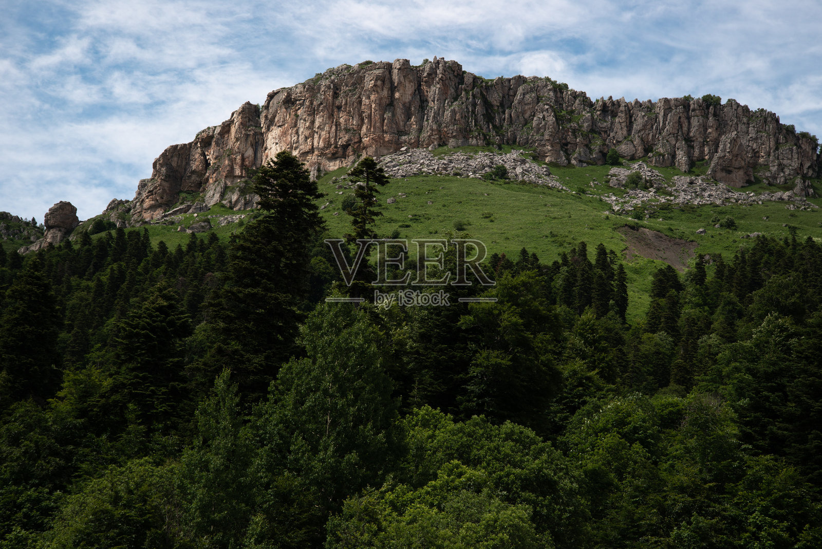 早春美丽的山景。照片摄影图片