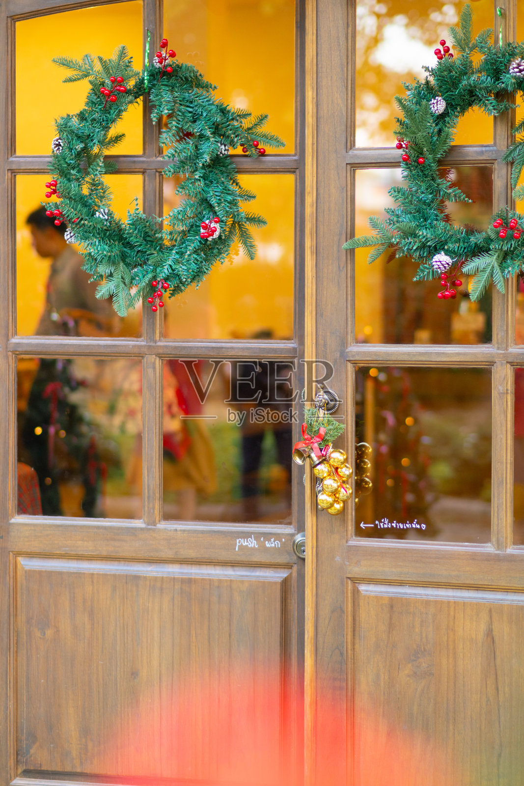 为圣诞节装饰房屋和商店，为圣诞节和新年的庆祝活动做准备。为圣诞节准备和装饰家庭和商店的想法。照片摄影图片