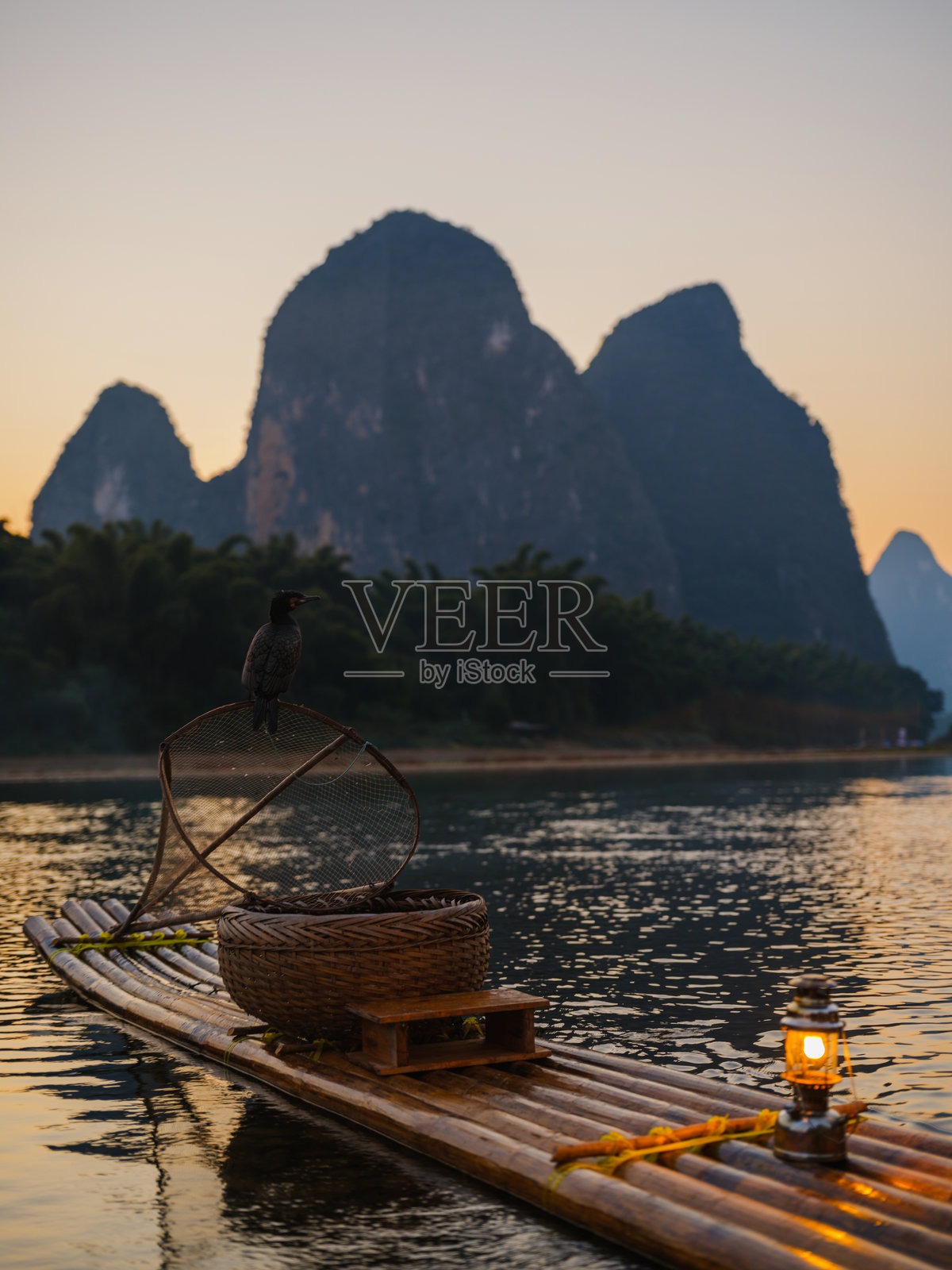 日落时分，中国兴平县的木筏照片摄影图片