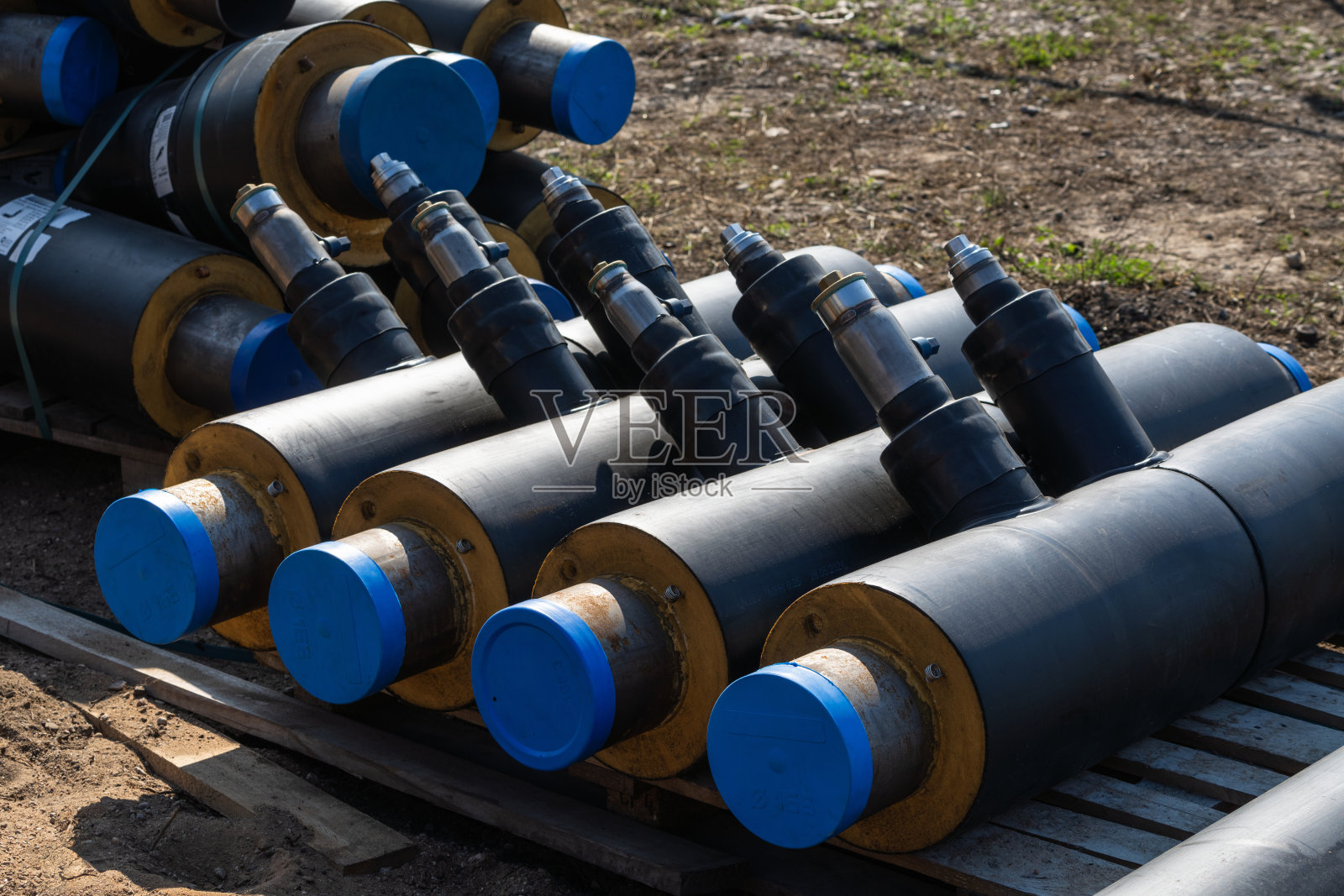 内置在预绝缘管道中的阀门照片摄影图片