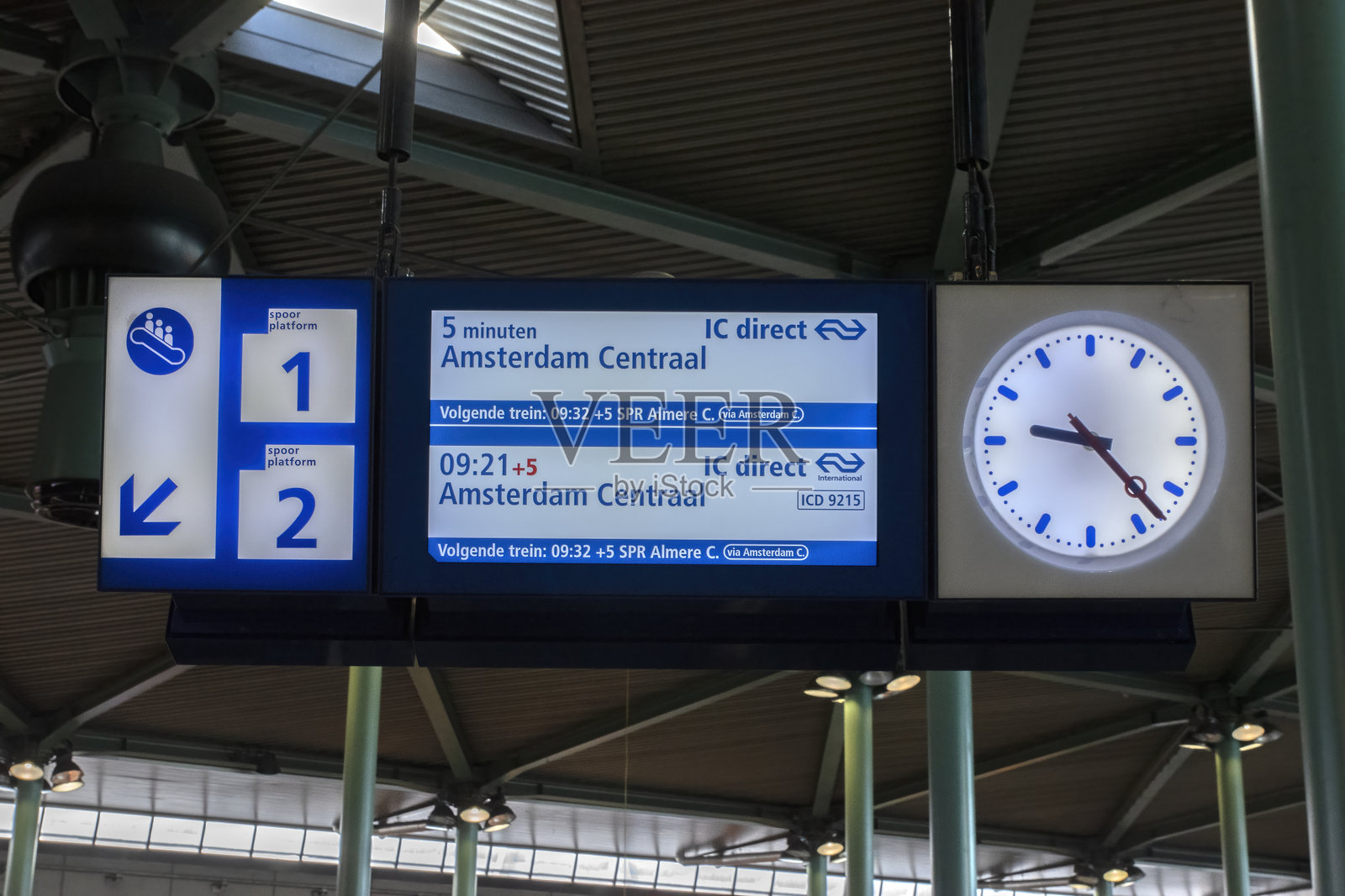 史基浦机场大厅内的NS时刻表照片摄影图片