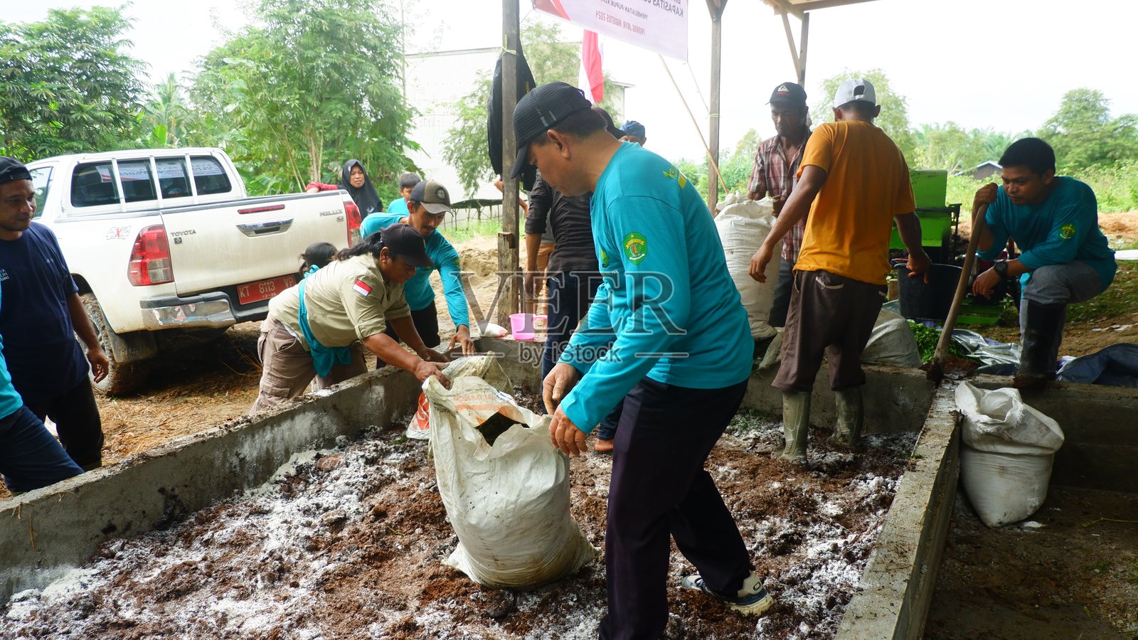 农民们正在一起用有机材料制作堆肥照片摄影图片