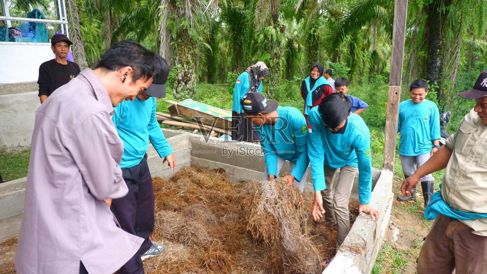 农民们正在一起用有机材料制作堆肥照片摄影图片