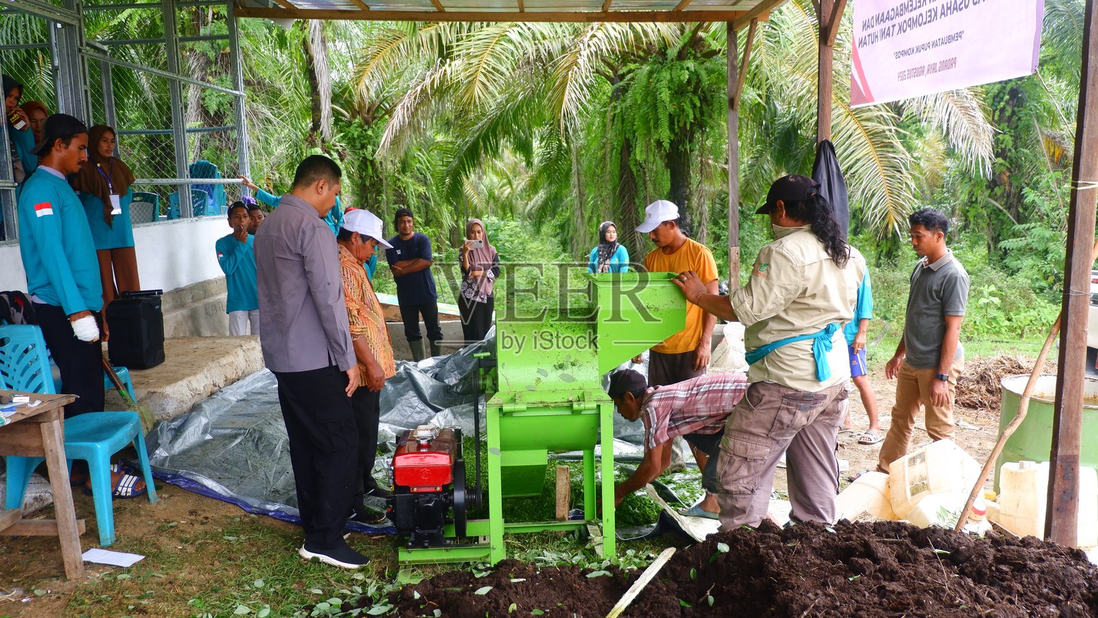 农民们正在一起用有机材料制作堆肥照片摄影图片