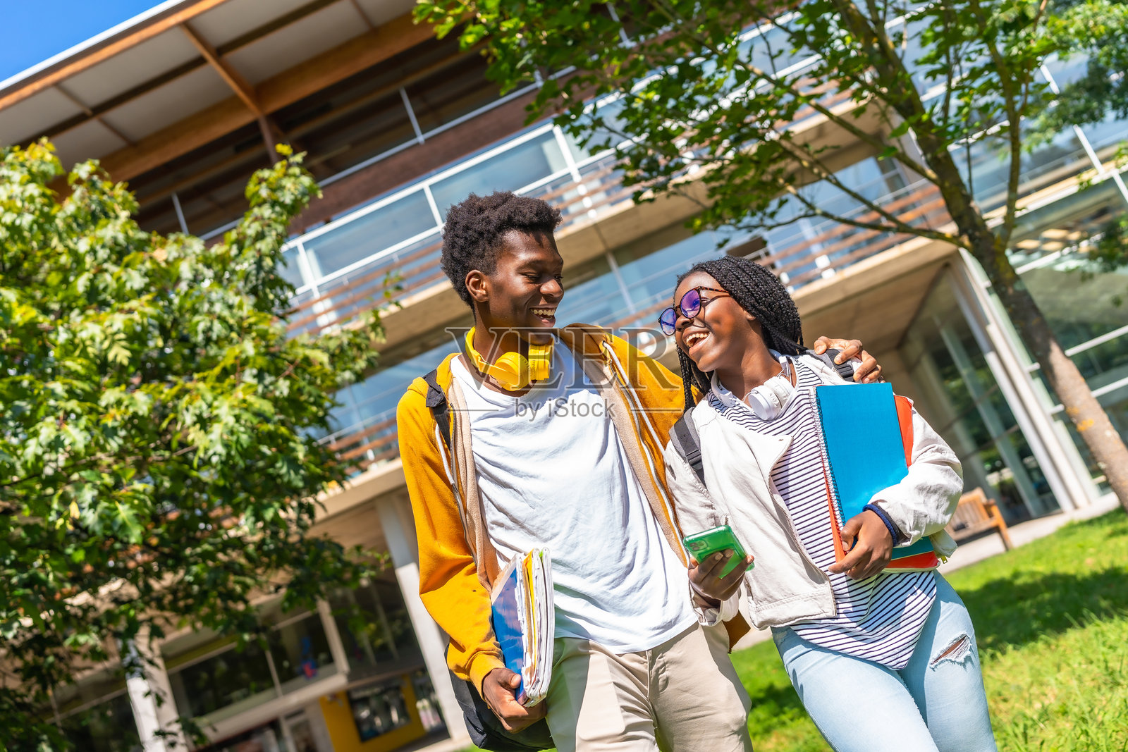 一对非洲夫妇在大学校园里谈笑风生照片摄影图片