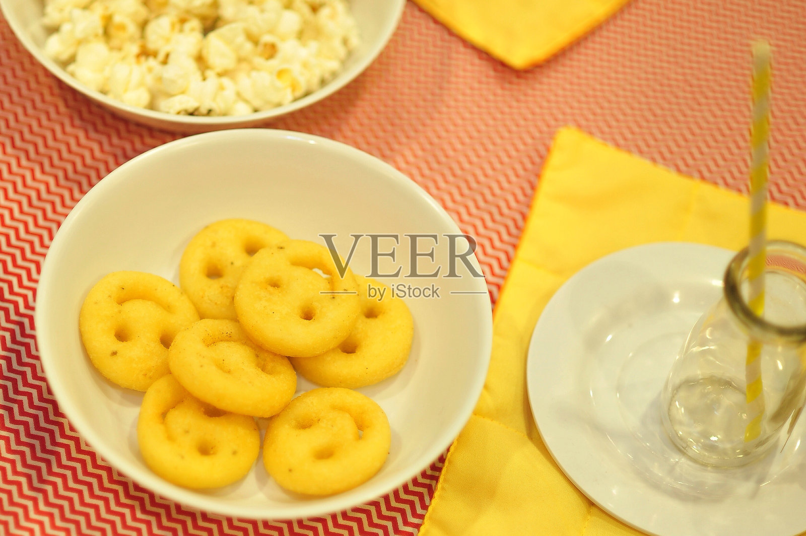 高角度看笑脸准备土豆碗在桌子上照片摄影图片