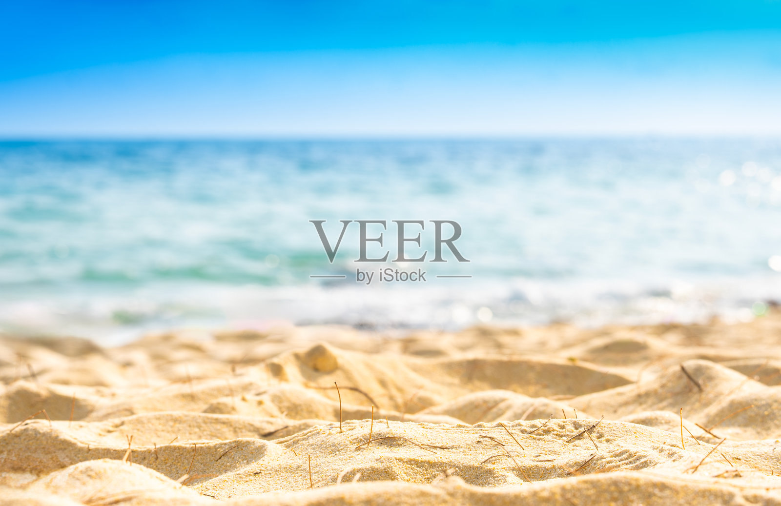 海滩沙滩背景暑假概念。海滩自然，夏日海水伴着阳光轻沙沙滩，海水波光粼粼照片摄影图片